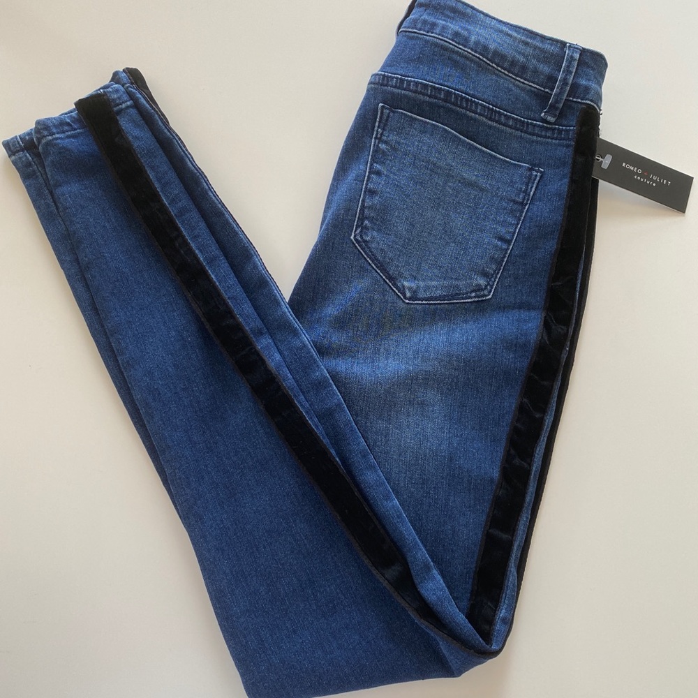NWT. Romeo and Juliet Couture Blue Jeans Size S